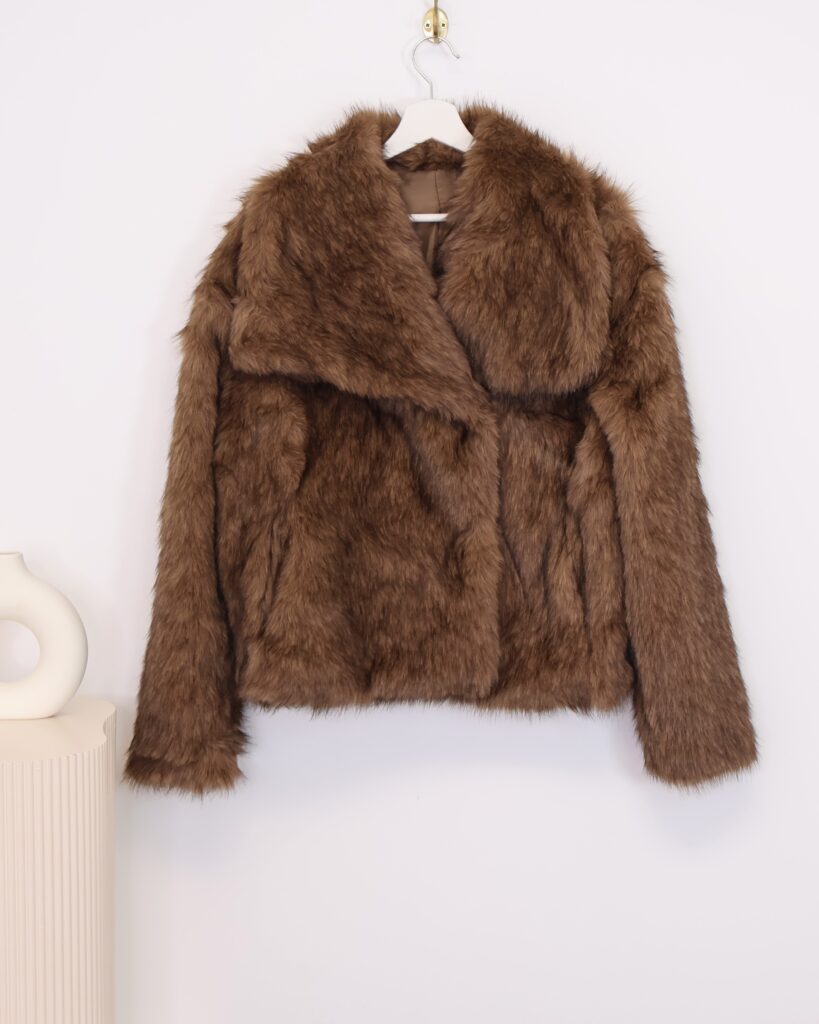 Abrigo Corto Efecto Pelo