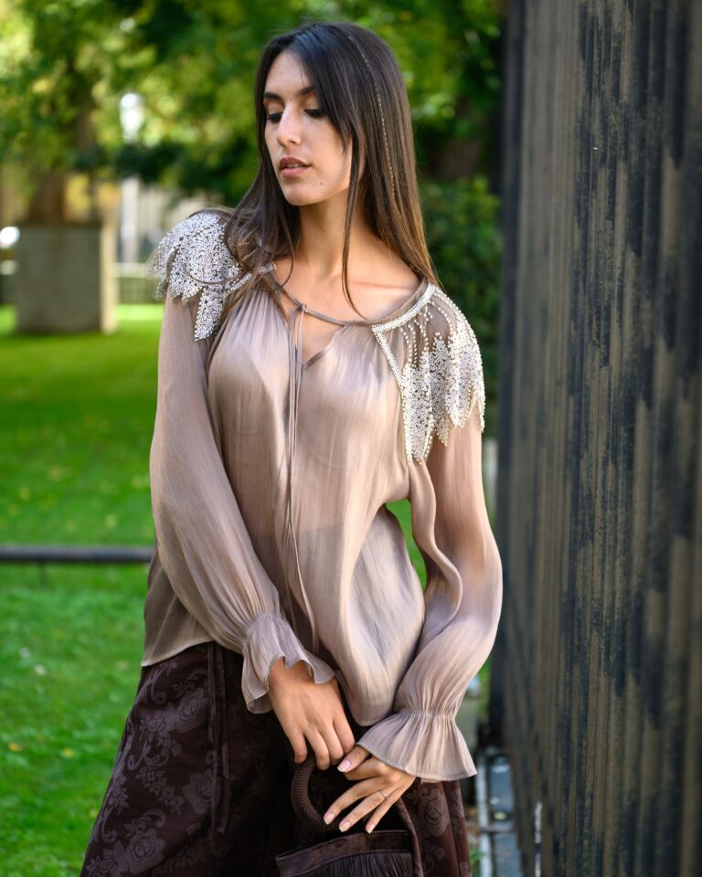 Blusa Satinada Taupe Lentejuelas
