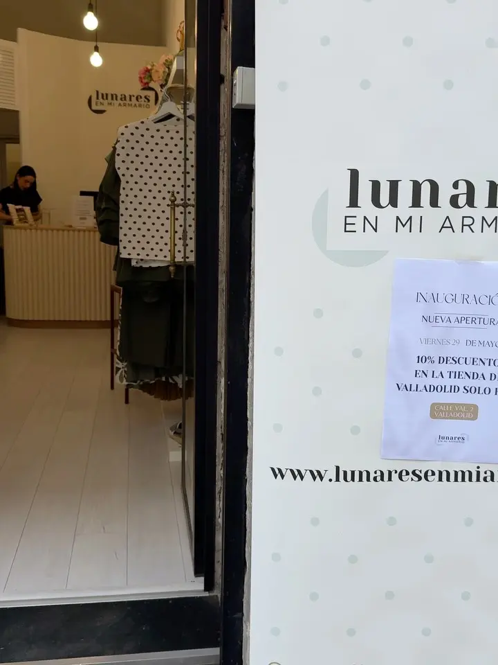 Instagram post from lunaresenmiarmario. This post is in position 3.