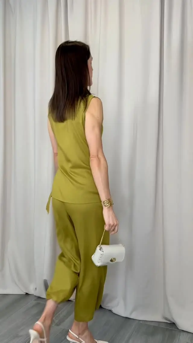 Instagram post from lunaresenmiarmario. This post is in position 2.